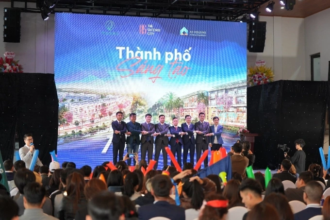 Đại diện chủ đầu tư và các đối tác ra mắt. Ảnh: CĐT